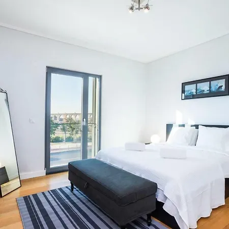 Guestready - Spacious Campolide Family Apt Fits 6 *