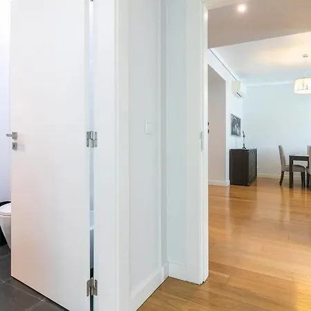 Guestready - Spacious Campolide Family Apt Fits 6 Apartment