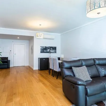 Guestready - Spacious Campolide Family Apt Fits 6 Apartment *
